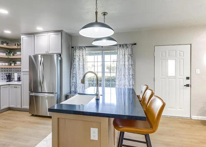 Quiet Retreat W/ Hot Tub & Spacious Backyard Сasa de vacaciones