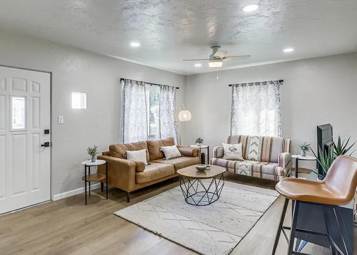 Quiet Retreat W/ Hot Tub & Spacious Backyard Holiday home Yuma