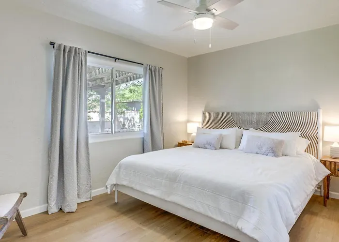Сasa de vacaciones Quiet Retreat W/ Hot Tub & Spacious Backyard *
