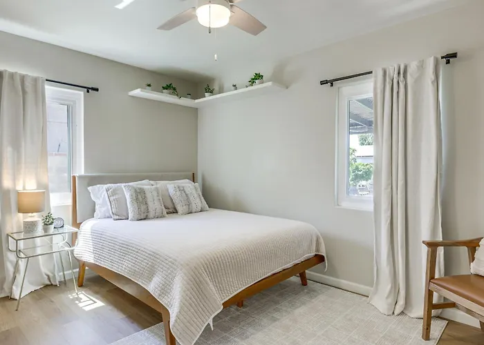 Quiet Retreat W/ Hot Tub & Spacious Backyard Holiday home