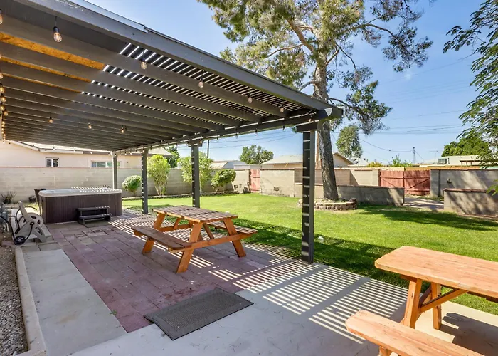 Сasa de vacaciones Quiet Retreat W/ Hot Tub & Spacious Backyard Yuma