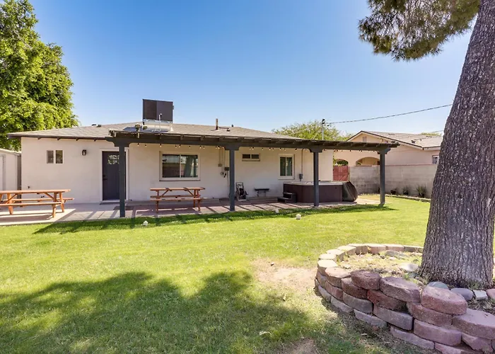 Quiet Retreat W/ Hot Tub & Spacious Backyard Holiday home