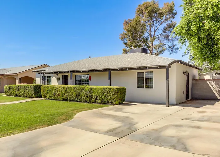 Quiet Retreat W/ Hot Tub & Spacious Backyard Holiday home Yuma